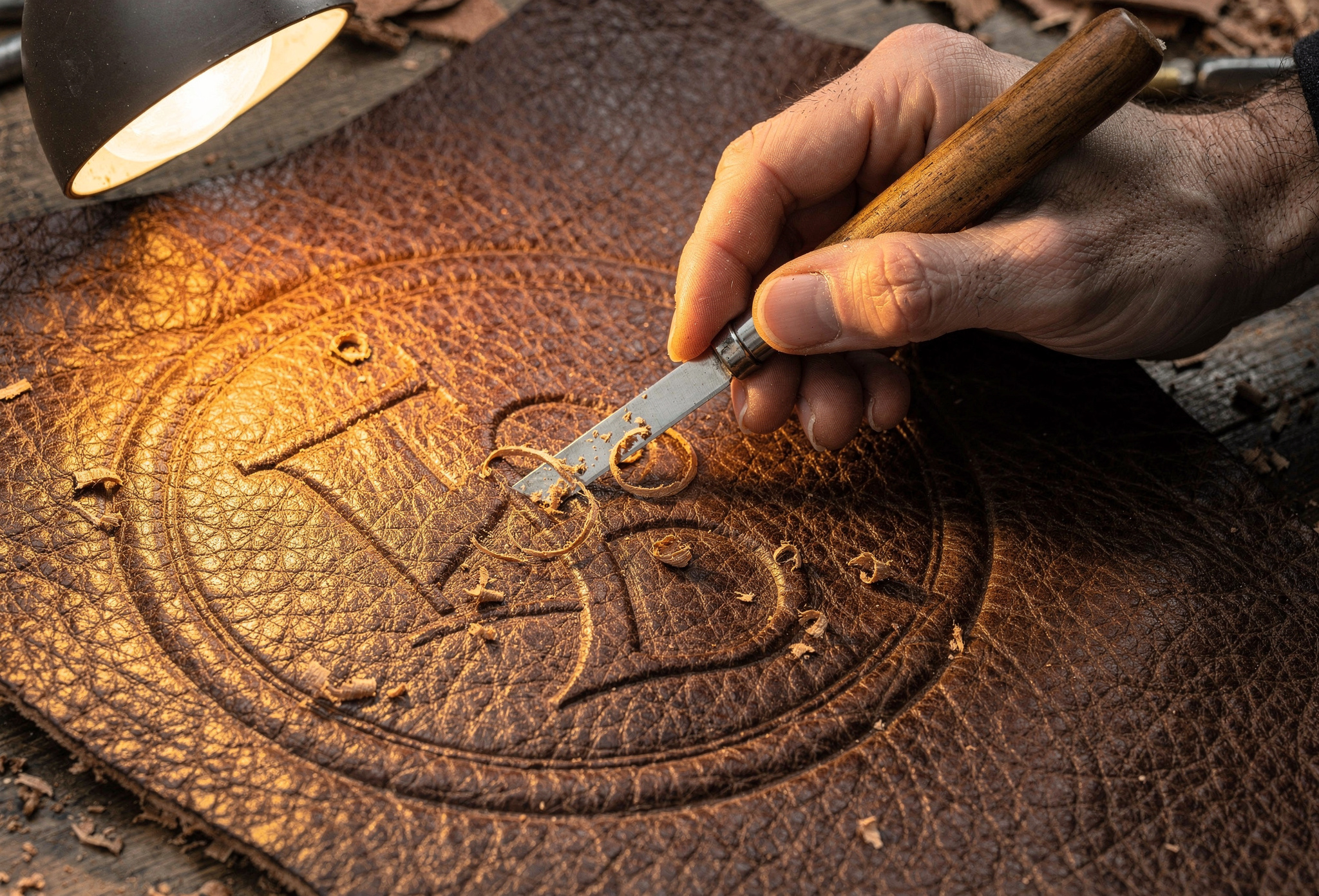 Bespoke servis: deri uzerine el oyma monogram yapan usta eli yakin cekim