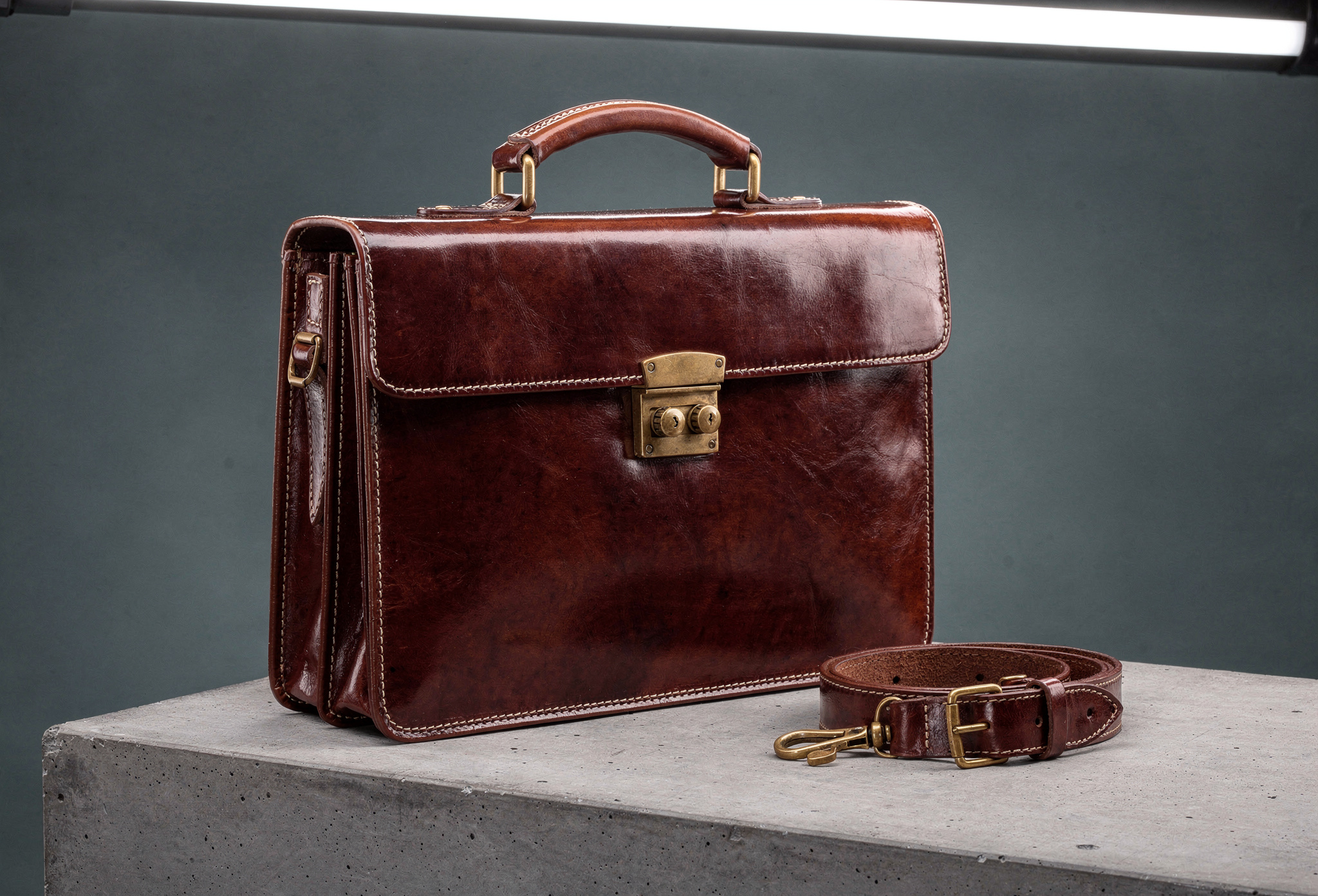 Cognac deri attache briefcase üç çeyrek açı stüdyo çekimi