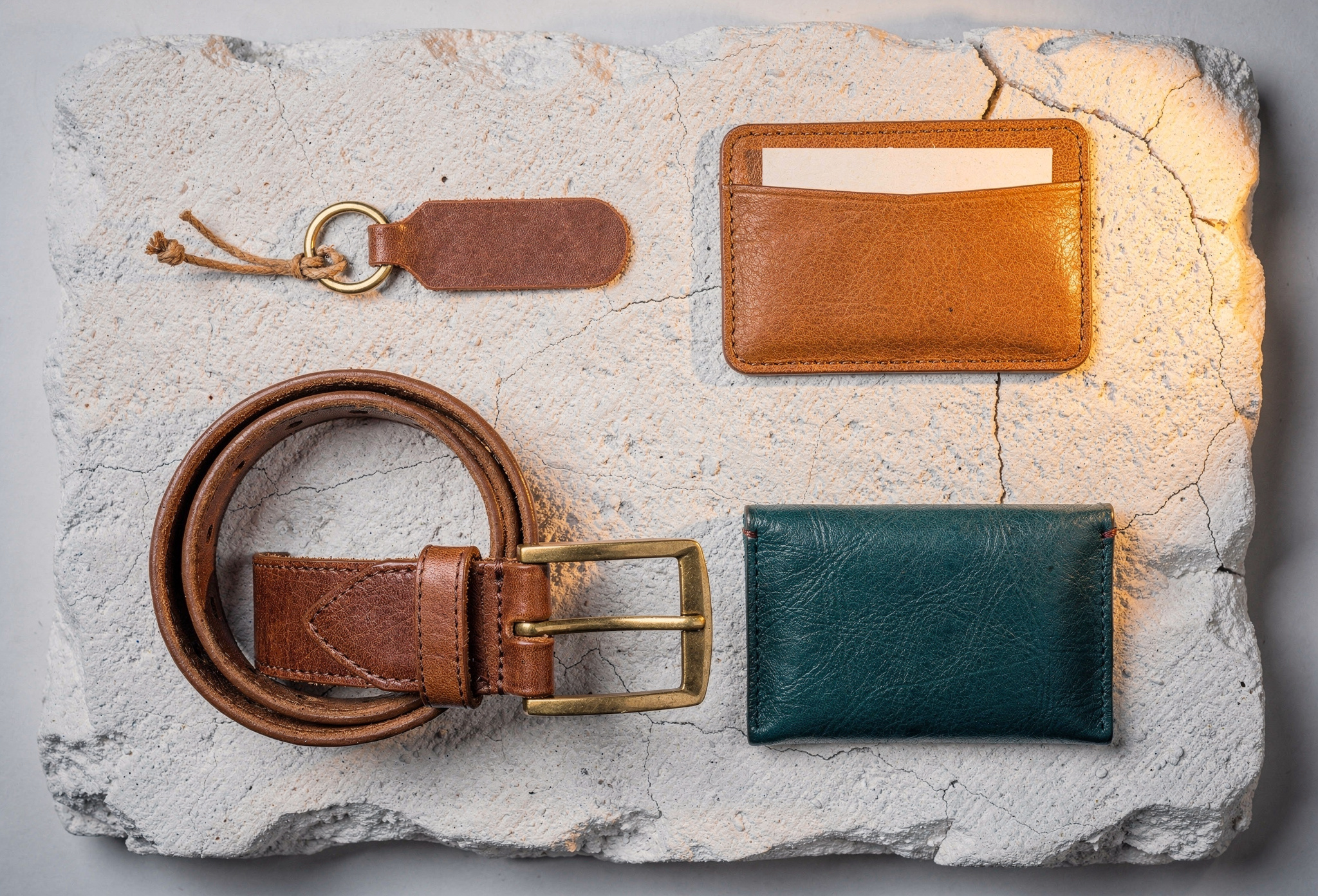 Deri aksesuar seti: cognac kemer, kart tutucu, anahtarlik ve bagaj etiketi