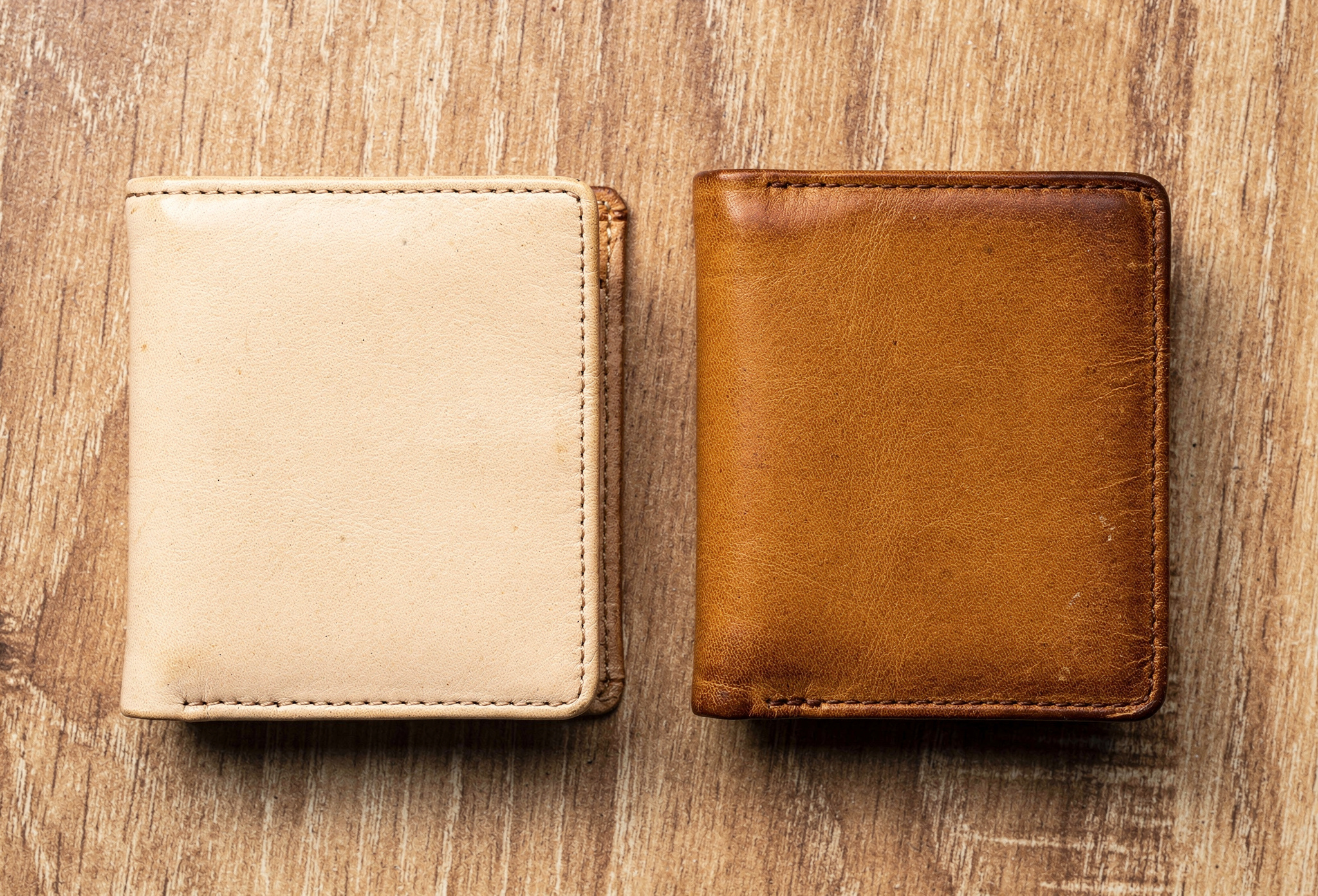 Yeni ve beş yıl kullanılmış aynı model deri cüzdan renk patina karşılaştırması